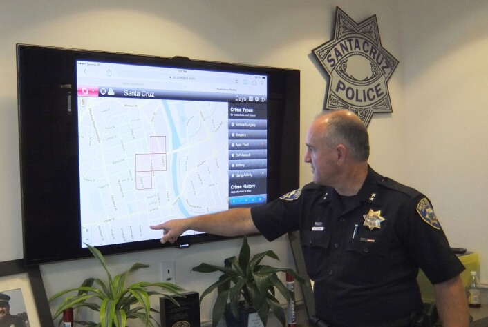 Deputy Chief of Police Steven Clark ved Santa Cruz Police Department i California forklarer hvordan dataverktøyet PredPol viser risiko for nye lovbrudd. (Foto: Ingvild Østraat, Teknologirådet) Deputy Chief of Police Steven Clark ved Santa Cruz Police Department i California forklarer hvordan dataverktøyet PredPol viser risiko for nye lovbrudd. (Foto: Ingvild Østraat, Teknologirådet)