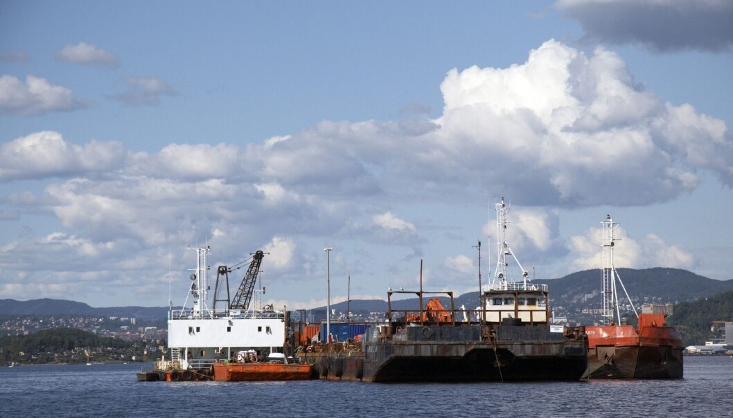 En lekter dumper giftig avfall i Malmøykalven i 2007. (Foto: Tore Wuttudal, Samfoto) En lekter dumper giftig avfall i Malmøykalven i 2007. (Foto: Tore Wuttudal, Samfoto)