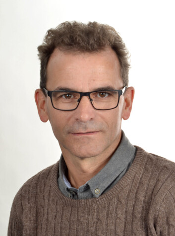 Nils Henrik Holmedahl har målt hvordan KOLS-pasienter sover og hvordan de puster om natten. Han har funnet at de første tegn til pustesvik kan oppstå under søvn. (Foto: UiB) Nils Henrik Holmedahl har målt hvordan KOLS-pasienter sover og hvordan de puster om natten. Han har funnet at de første tegn til pustesvik kan oppstå under søvn. (Foto: UiB)