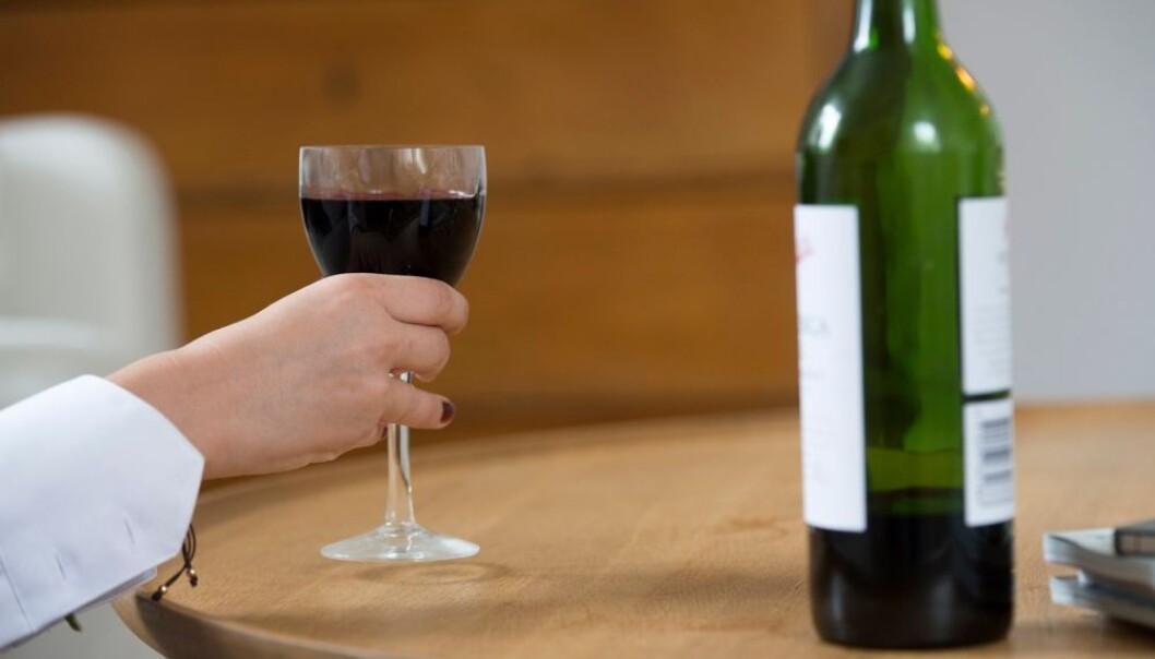 Alkohol utvider bronkiene. Dette kan være årsaken til at noen kols-pasienter faktisk puster bedre når de sover med alkoholrus. (Foto: Fredrik Sandberg, Scanpix) Alkohol utvider bronkiene. Dette kan være årsaken til at noen kols-pasienter faktisk puster bedre når de sover med alkoholrus. (Foto: Fredrik Sandberg, Scanpix)