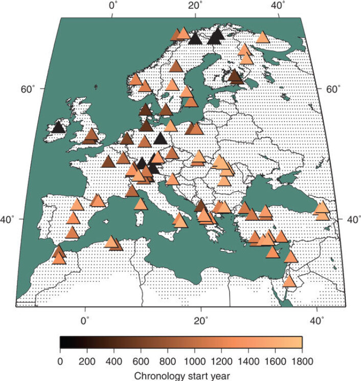Forskerne har brukt årringer til å lage presise bestemmelser av hvordan klimaet har vært i bestemte år i bestemte områder. Jo lysere trekantene er, jo lenger kan forskerne se tilbake i tiden. (Foto: (Illustrasjon: Cook et al. Sci. Adv. 2015; 1: e1500561) ) Forskerne har brukt årringer til å lage presise bestemmelser av hvordan klimaet har vært i bestemte år i bestemte områder. Jo lysere trekantene er, jo lenger kan forskerne se tilbake i tiden. (Foto: (Illustrasjon: Cook et al. Sci. Adv. 2015; 1: e1500561) )