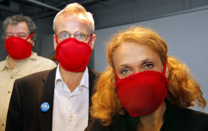 Professor Elena Bodnar (til høyre) ved MIT Museum i USA her designet en BH som også kan tas fra hverandre og brukes som to gassmasker. For oppfinnelsen vant hun en Ig Nobel i 2009. (Foto: Adam Hunger, Reuters) Professor Elena Bodnar (til høyre) ved MIT Museum i USA her designet en BH som også kan tas fra hverandre og brukes som to gassmasker. For oppfinnelsen vant hun en Ig Nobel i 2009. (Foto: Adam Hunger, Reuters)