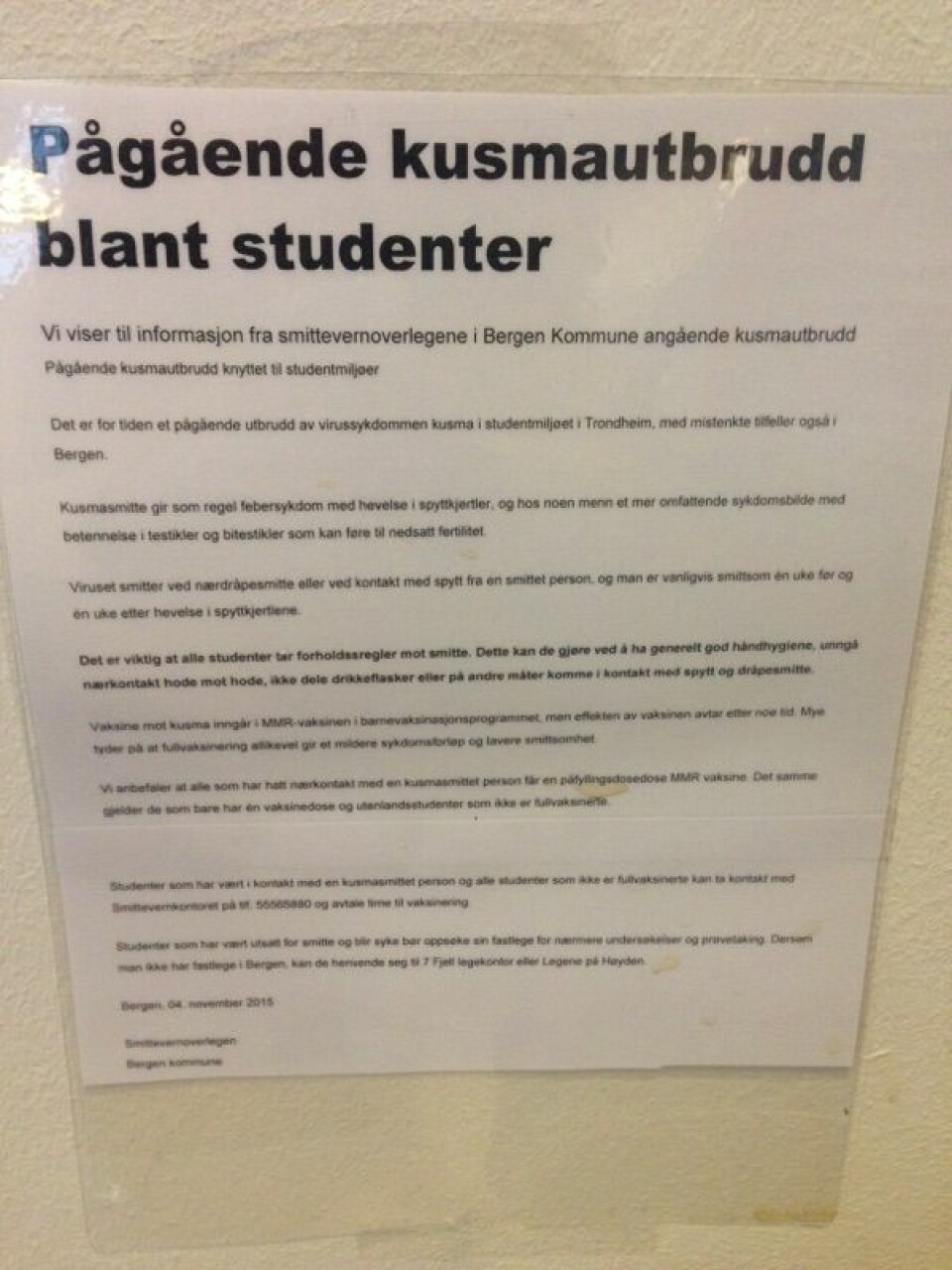 Mandag 9. november ble studenter ved Universitetet i Bergen møtt med dette oppslaget om pågående kusma-utbrudd blant studenter. Studenter oppfordres til ikke å drikke av hverandres flasker, og unngå hode til hode-kontakt. Informasjonen er fra smittevernkontoret i Bergen kommune.  (Foto: Rebekka Lae)