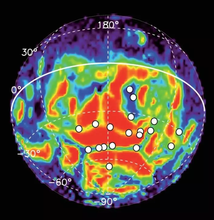 Nordlys (hvite prikker) sett av ESAs banesonde Mars Express over den sørlige halvkule på Mars sammenliknet med åpne (grønt, blått) og lukkete (oransje, gult) magnetfelt dannet av magnetiske bergarter. (Foto: ESA/ATG medialab/J-C. Gérard &amp; L. Soret (2015))