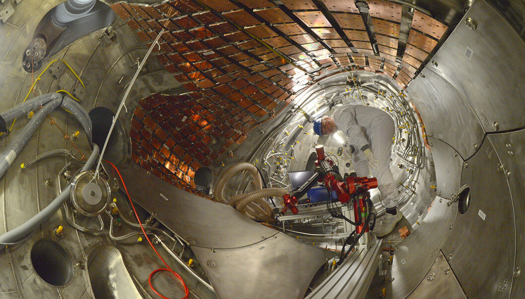 Den tyske fusjonsreaktoren Wendelstein 7-X skal startes opp om kort tid. Hvis denne teknologien – som kalles en stellarator – virker som den skal, kan den bli en mer stabil og sikker vei mot kommersiell fusjonskraft enn tokamak-teknologien som skal prøves ut i det mer kjente gigantprosjektet ITER. (Foto: Gwurden, Creative Commons Attribution-Share Alike 3.0 Unported license.) Den tyske fusjonsreaktoren Wendelstein 7-X skal startes opp om kort tid. Hvis denne teknologien – som kalles en stellarator – virker som den skal, kan den bli en mer stabil og sikker vei mot kommersiell fusjonskraft enn tokamak-teknologien som skal prøves ut i det mer kjente gigantprosjektet ITER. (Foto: Gwurden, Creative Commons Attribution-Share Alike 3.0 Unported license.)