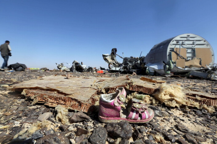 Barn får med seg og skremmes av saker i nyhetsbildet. Bildet viser en barnesko foran vraket av det russiske passasjerflyet som styrtet nord i Egypt, 1. november i år. (Foto: Mohamed Abd El Ghany, Reuters) Barn får med seg og skremmes av saker i nyhetsbildet. Bildet viser en barnesko foran vraket av det russiske passasjerflyet som styrtet nord i Egypt, 1. november i år. (Foto: Mohamed Abd El Ghany, Reuters)