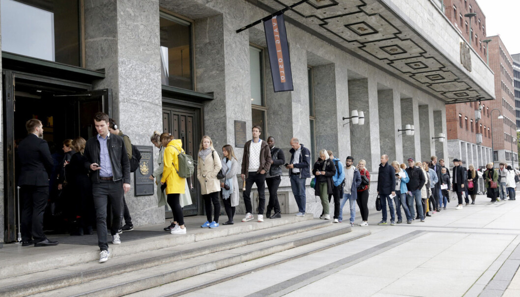 Lange køer foran valglokalene til tross, valgdeltakelsen fortsetter å falle, viser nye tall fra Statistisk sentralbyrå (SSB). (Foto: Berit Roald, NTB scanpix) Lange køer foran valglokalene til tross, valgdeltakelsen fortsetter å falle, viser nye tall fra Statistisk sentralbyrå (SSB). (Foto: Berit Roald, NTB scanpix)