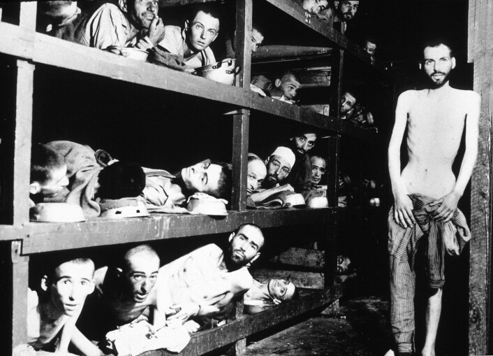 Dette bildet er tatt i Buchenwald 16. april 1945, et par dager etter at amerikanske styrker hadde frigitt konsentrasjonsleiren. Mennene på bildet er slavearbeidere som levde under mye verre forhold enn de norske studentene. (Foto: Album, Rue des Archives, FIA) Dette bildet er tatt i Buchenwald 16. april 1945, et par dager etter at amerikanske styrker hadde frigitt konsentrasjonsleiren. Mennene på bildet er slavearbeidere som levde under mye verre forhold enn de norske studentene. (Foto: Album, Rue des Archives, FIA)