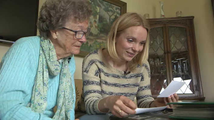 Solveig og mormor Sonja Halvorsen ser på bilder av morfar. (Foto: Ole André Rekkedal, NRK)