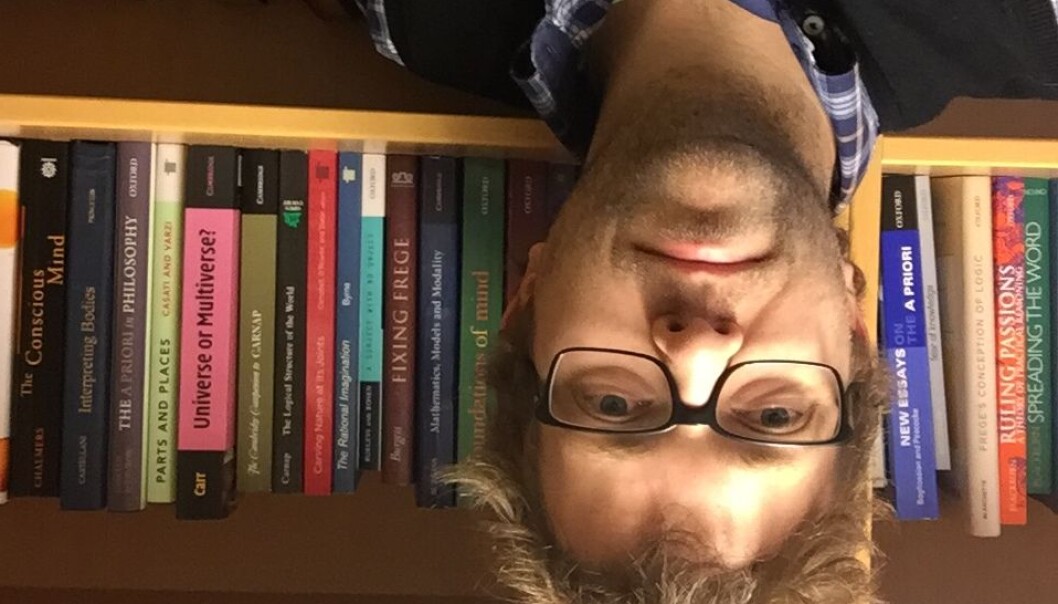 Store spørsmål og tunge bøker, men aller mest artikler for Einar Duenger Bøhn. (Foto: selfie) Store spørsmål og tunge bøker, men aller mest artikler for Einar Duenger Bøhn. (Foto: selfie)