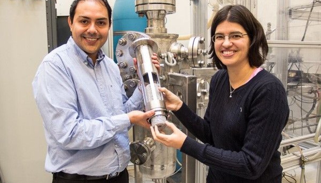 Carlos Dorao and Maria Fernandino with a model of their hybrid centrifuge, called a Lynx Separator. (Phto: NTNU/Maren Agdestein) Carlos Dorao and Maria Fernandino with a model of their hybrid centrifuge, called a Lynx Separator. (Phto: NTNU/Maren Agdestein)