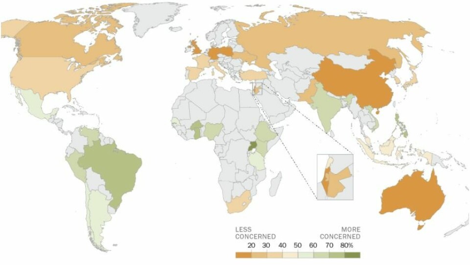 Kartet viser i hvilke av de 40 undersøkte landene folk er minst og mest bekymret for at klimaendringer vil ramme dem personlig.  (Foto: Kart fra Pew Research Center)