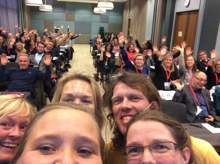 Selfie fra seminaret "Fra forskning til forside, versjon 9.0" Panelet i bolken om "Bloggergleder" er samlet i front. Til venstre Mette Risbråthen, seniorrådgiver fra kommunikasjonsavdelingen på NMBU. I midten yngre bloggere om eldre folk; Linn Hege Førsund og Pia Cecilie Bing-Jonsson, Høgskolen i Buskerud og Vestfold. Nederst til høyre forskning.nos eneste matblogger; Ragnhild Hutchison, førsteamanuensis ved Høgskulen for landbruk og bygdeutvikling. Og øverst til høyre moderator; middelaldrende mann i lycra, Eivind Torgersen, redigerer og blogger på forskning.no. (Foto: Linn Hege Førsund) Selfie fra seminaret "Fra forskning til forside, versjon 9.0" Panelet i bolken om "Bloggergleder" er samlet i front. Til venstre Mette Risbråthen, seniorrådgiver fra kommunikasjonsavdelingen på NMBU. I midten yngre bloggere om eldre folk; Linn Hege Førsund og Pia Cecilie Bing-Jonsson, Høgskolen i Buskerud og Vestfold. Nederst til høyre forskning.nos eneste matblogger; Ragnhild Hutchison, førsteamanuensis ved Høgskulen for landbruk og bygdeutvikling. Og øverst til høyre moderator; middelaldrende mann i lycra, Eivind Torgersen, redigerer og blogger på forskning.no. (Foto: Linn Hege Førsund)