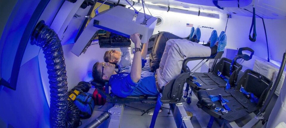 Boeing er i ferd med å teste Starliner-kapselen. Den amerikanske astronauten Chris Ferguson (lengst fra kamera) er leid inn for å jobbe på romkapselens innredning, noe som gjør det enkelt å betjene.  (Foto: Boeing)