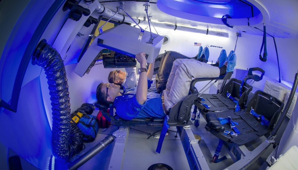 Boeing er i ferd med å teste Starliner-kapselen. Den amerikanske astronauten Chris Ferguson (lengst fra kamera) er leid inn for å jobbe på romkapselens innredning, noe som gjør det enkelt å betjene.  (Foto: Boeing)