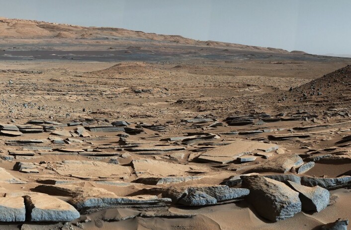 Utsikt fra "Kimberley"-formasjonen på Mars tatt av NASAs kjøretøy Curiosity. De lagdelte bergartene i forgrunnen går ned mot foten av Mount Sharp, og tyder på at vann har flytt mot et basseng som eksisterte før størstedelen av fjellet ble formet. (Foto: NASA/JPL-Caltech/MSSS) Utsikt fra "Kimberley"-formasjonen på Mars tatt av NASAs kjøretøy Curiosity. De lagdelte bergartene i forgrunnen går ned mot foten av Mount Sharp, og tyder på at vann har flytt mot et basseng som eksisterte før størstedelen av fjellet ble formet. (Foto: NASA/JPL-Caltech/MSSS)
