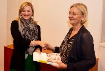 Hege Skjeie overleverer NOUen Politikk for likestilling til statsråd Inga Marte Thorkildsen i 2012. (Foto: BLD) Hege Skjeie overleverer NOUen Politikk for likestilling til statsråd Inga Marte Thorkildsen i 2012. (Foto: BLD)