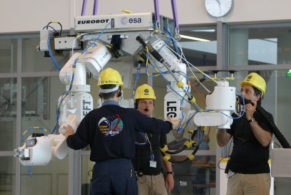 Eurobot Wet Model, undervannsversjonen av en romrobot, senkes ned i en vanntank for trening med astronauter. (Foto: ESA/H. Rub)