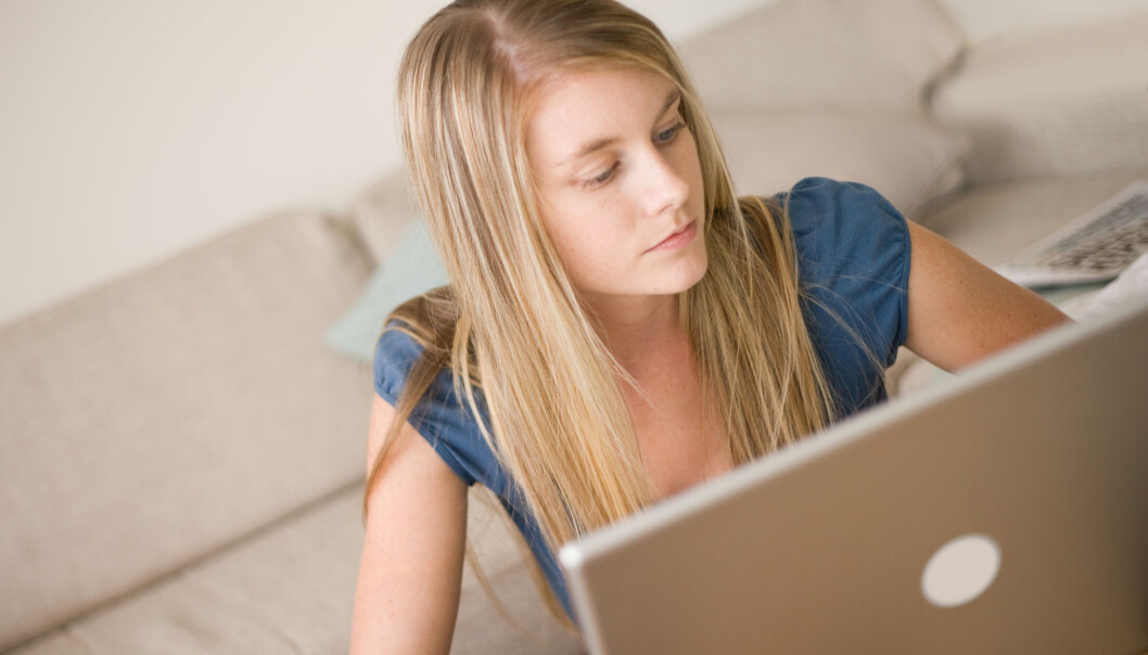 Facebook og sosiale medier er jentenes arena. Men de bruker den stort sett til helt andre ting enn å engasjere seg politisk, viser en ny norsk studie. (Foto: Microstock, NTB scanpix) Facebook og sosiale medier er jentenes arena. Men de bruker den stort sett til helt andre ting enn å engasjere seg politisk, viser en ny norsk studie. (Foto: Microstock, NTB scanpix)