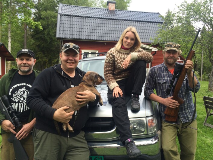 Jaktlaget Galtefeber reiser fra Norge til Sverige for å jakte på villsvin. Programleder i Schrödingers katt, Solveig Hareide, fikk være med på jakta i vår. (Foto: Per Ingvar Rognes, NRK) Jaktlaget Galtefeber reiser fra Norge til Sverige for å jakte på villsvin. Programleder i Schrödingers katt, Solveig Hareide, fikk være med på jakta i vår. (Foto: Per Ingvar Rognes, NRK)