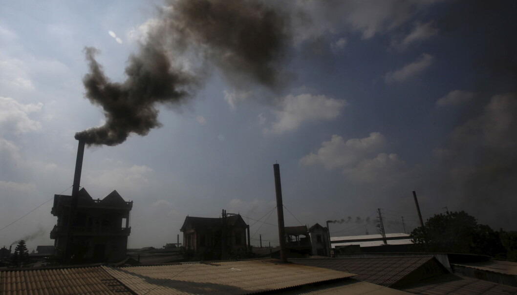 Røyk stiger fra en pipe på en papirfabrikk utenfor Vietnams hovedstad Hanoi. FNs klimakonvensjon tror utslippet av klimagasser per person vil reduseres med 8 prosent de neste ti årene. (Foto: Reuters) Røyk stiger fra en pipe på en papirfabrikk utenfor Vietnams hovedstad Hanoi. FNs klimakonvensjon tror utslippet av klimagasser per person vil reduseres med 8 prosent de neste ti årene. (Foto: Reuters)
