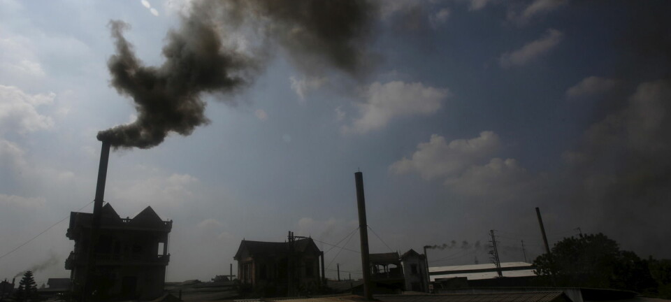 Røyk stiger fra en pipe på en papirfabrikk utenfor Vietnams hovedstad Hanoi. FNs klimakonvensjon tror utslippet av klimagasser per person vil reduseres med 8 prosent de neste ti årene.  (Foto: Reuters)