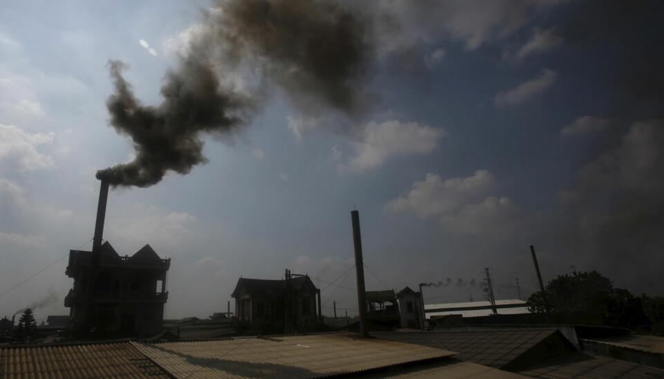 Røyk stiger fra en pipe på en papirfabrikk utenfor Vietnams hovedstad Hanoi. FNs klimakonvensjon tror utslippet av klimagasser per person vil reduseres med 8 prosent de neste ti årene.  (Foto: Reuters)