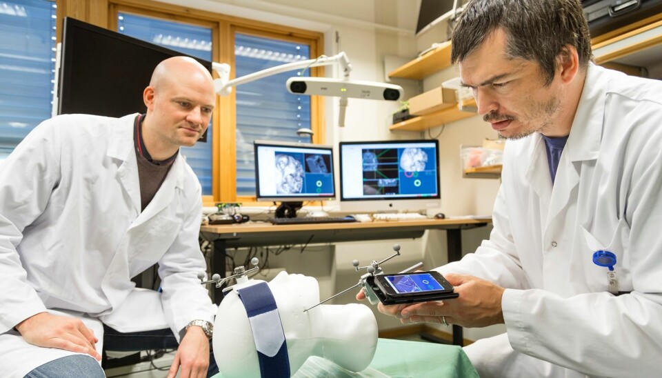 The two SINTEF technologists Christian Askeland (right) and Jon Eiesland seen here testing the new needle guidance system in the laboratory. (Photo: Thor Nielsen, SINTEF)