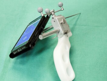 With the new navigation system an iPhone can be installed on the instrument, and the surgeon can operate without having to shift his line of vision. (Foto: Thor Nielsen) With the new navigation system an iPhone can be installed on the instrument, and the surgeon can operate without having to shift his line of vision. (Foto: Thor Nielsen)