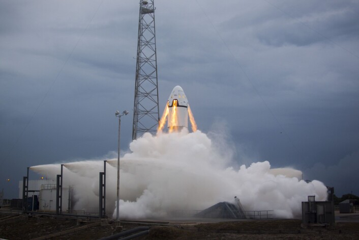 Mannskapet på SpaceX Crew Dragon bringes i sikkerhet ved hjelp av rakettmotorer hvis noe skulle gå galt under oppskytingen. De samme motorene skal sikre en myk landing når astronautene vender tilbake til jorden. (Foto: SpaceX) Mannskapet på SpaceX Crew Dragon bringes i sikkerhet ved hjelp av rakettmotorer hvis noe skulle gå galt under oppskytingen. De samme motorene skal sikre en myk landing når astronautene vender tilbake til jorden. (Foto: SpaceX)