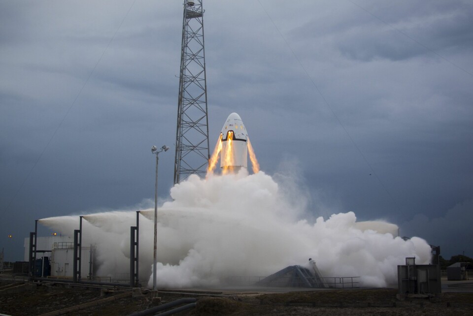 Mannskapet på SpaceX Crew Dragon bringes i sikkerhet ved hjelp av rakettmotorer hvis noe skulle gå galt under oppskytingen. De samme motorene skal sikre en myk landing når astronautene vender tilbake til jorden.  (Foto: SpaceX)