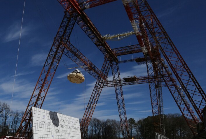 Boeing Starliner utstyrt med kollisjonsputer for å dempe fallet. Teknikken er testet med fallprøver fra en kran. (Foto: Boeing) Boeing Starliner utstyrt med kollisjonsputer for å dempe fallet. Teknikken er testet med fallprøver fra en kran. (Foto: Boeing)