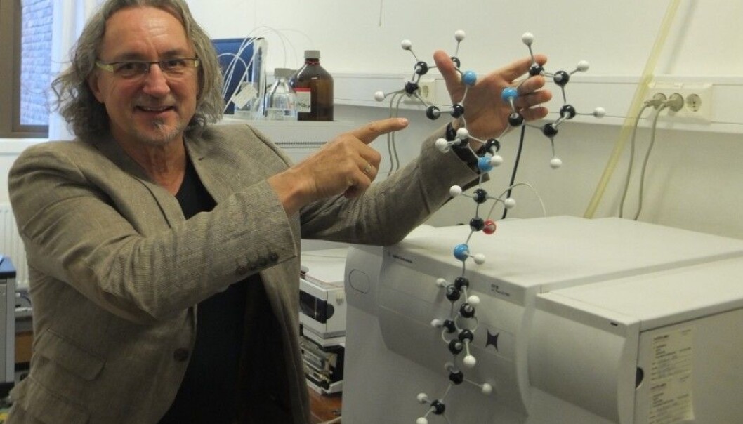 Pål Rongved with a sphere model of the molecule on which he pins great hopes. (Photo: Norunn K. Torheim) Pål Rongved with a sphere model of the molecule on which he pins great hopes. (Photo: Norunn K. Torheim)
