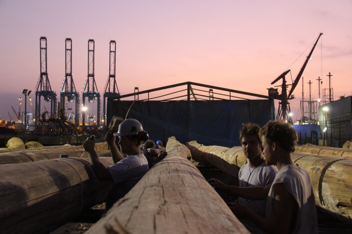 Byggingen foregår natt og dag for å komme i mål til avreisedato 1. november. (Foto: Kon-Tiki2) Byggingen foregår natt og dag for å komme i mål til avreisedato 1. november. (Foto: Kon-Tiki2)