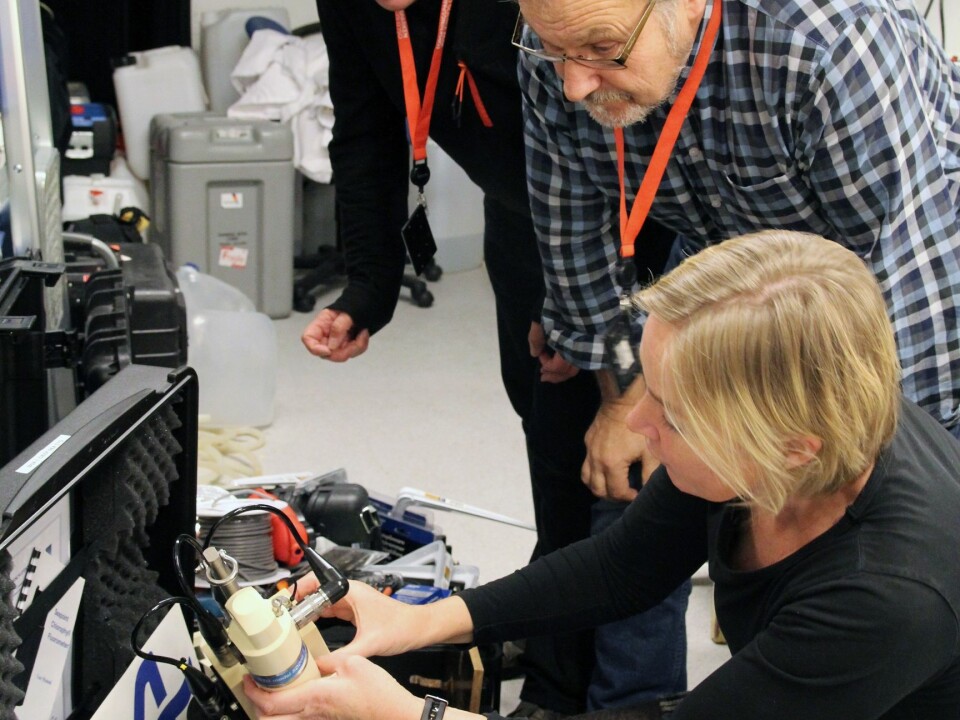 Research managers Bert van Bavel and Kai Sørensen from NIVA demonstrate some of the scientific instruments to chief scientist Cecilie Mauritzen. (Photo: NIVA)