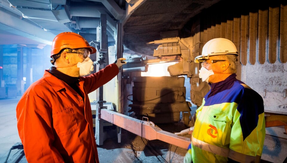 The Norwegian silicon industry is reducing dust concentrations in the air around its furnace operators. In order to remove dust during tapping, Bernd Wittgens of SINTEF (left) and Halvard Tveit of Elkem and NTNU have led the development of a new extraction system that Elkem’s works at Thamshavn have been the first to adopt. (Photo: Thor Nielsen, SINTEF)