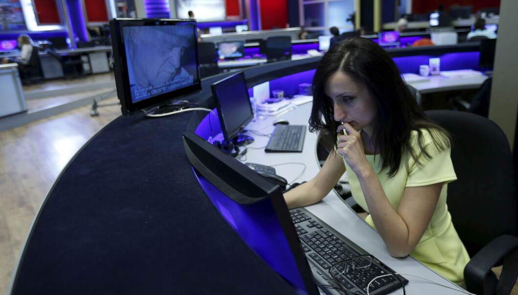 Gjennom valg av vinkling, kilder og verdiladede ord og uttrykk former journalistene hvordan du skal oppfatte budskapet, som for eksempel i vanskelige saker. (Foto: David Mdzinarishvili, Reuters/NTB scanpix) Gjennom valg av vinkling, kilder og verdiladede ord og uttrykk former journalistene hvordan du skal oppfatte budskapet, som for eksempel i vanskelige saker. (Foto: David Mdzinarishvili, Reuters/NTB scanpix)