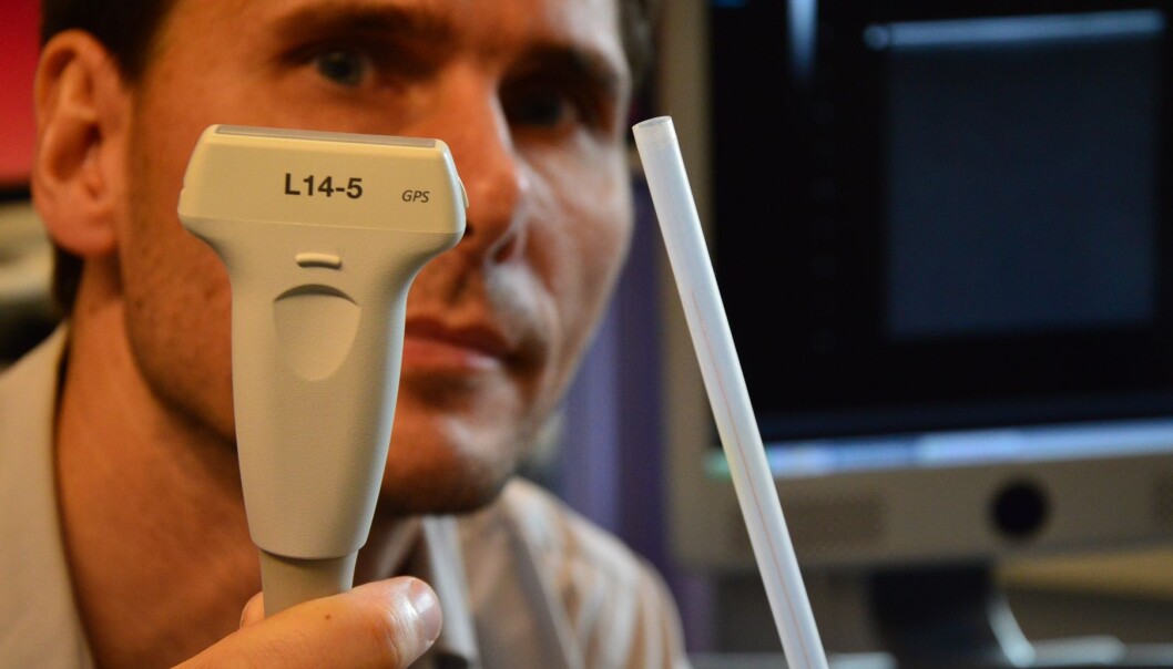 SINTEF researcher Frank Lindseth emphasises that this tool is intended to act as an assistant and a guide during the ultrasound-guided insertion of the needle. It is not a robot. (Photo: Kathinka Høyden) SINTEF researcher Frank Lindseth emphasises that this tool is intended to act as an assistant and a guide during the ultrasound-guided insertion of the needle. It is not a robot. (Photo: Kathinka Høyden)