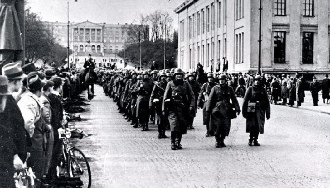 Tyske soldater marsjerer nedover Karl Johans gate den 9. april 1940. Okkupasjonen var i gang. (Foto: Offentlig eiendom) Tyske soldater marsjerer nedover Karl Johans gate den 9. april 1940. Okkupasjonen var i gang. (Foto: Offentlig eiendom)