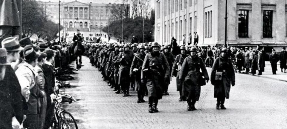 Tyske soldater marsjerer nedover Karl Johans gate den 9. april 1940. Okkupasjonen var i gang. (Foto: Offentlig eiendom)