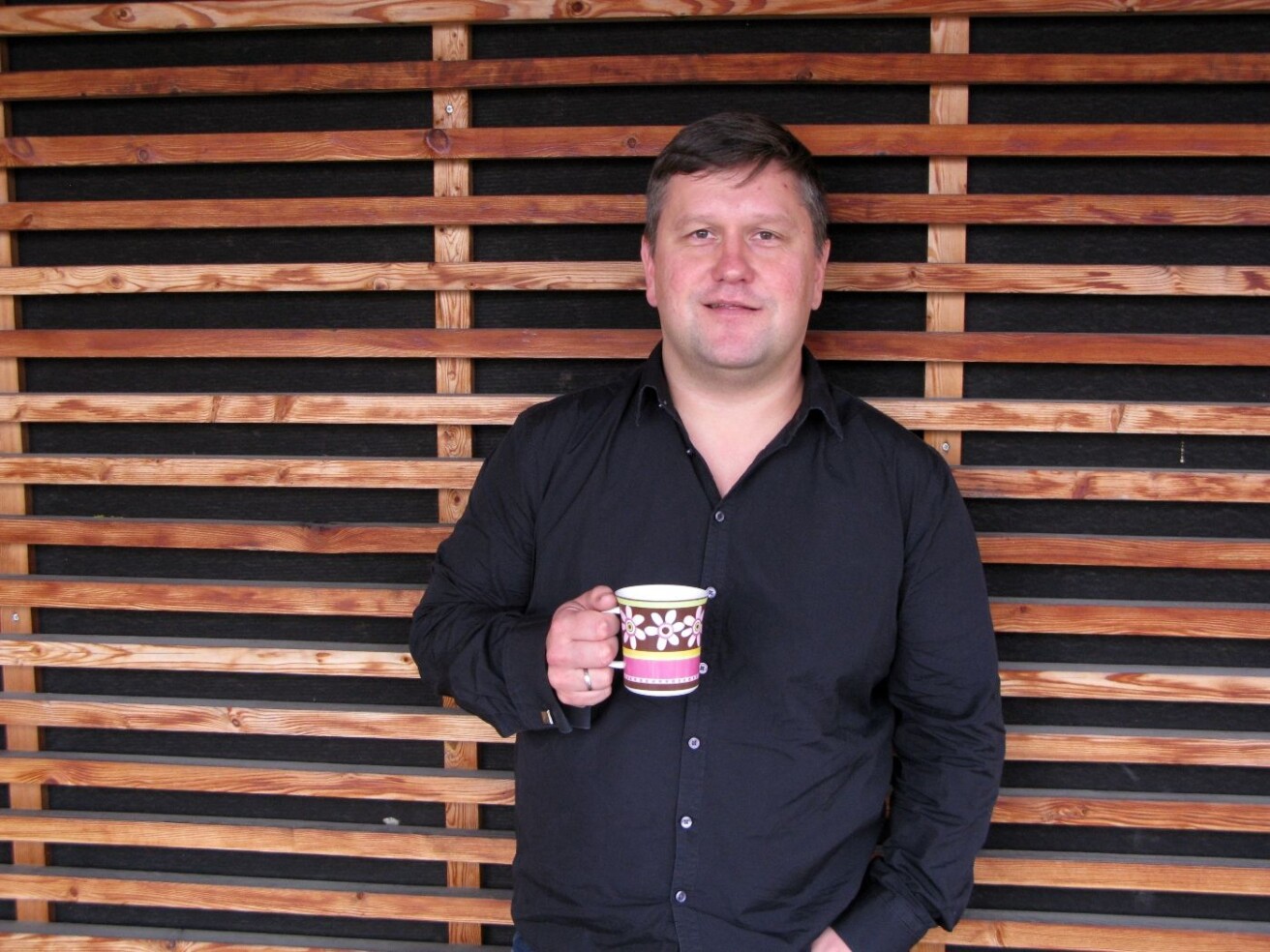 Håvar Brendryen nøyer seg foreløpig med et kaffekrus med blomster. Når ungene blir større, skal han imidlertid kjøpe seg et krus det står «verdens beste pappa» på. – Fordi jeg håper kollegene som kommer innom kontoret antar det er en gave fra barna mine, sier han og ler. (Foto: Pål Henrik Lillevold) Håvar Brendryen nøyer seg foreløpig med et kaffekrus med blomster. Når ungene blir større, skal han imidlertid kjøpe seg et krus det står «verdens beste pappa» på. – Fordi jeg håper kollegene som kommer innom kontoret antar det er en gave fra barna mine, sier han og ler. (Foto: Pål Henrik Lillevold)