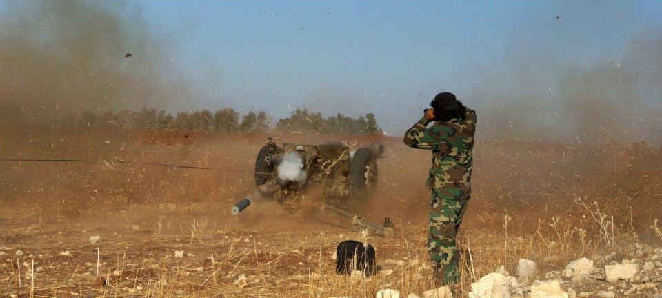 Et medlem av opprørsgruppen Den frie syriske hær avfyrer et våpen mot styrker som støtter Bashar al-Assad på et jorde sørvest i Syria. Tørken i landet gikk hardt utover kornproduksjonen i årene før borgerkrigen begynte.  (Foto: Alaa Al-Faqir, Reuters)