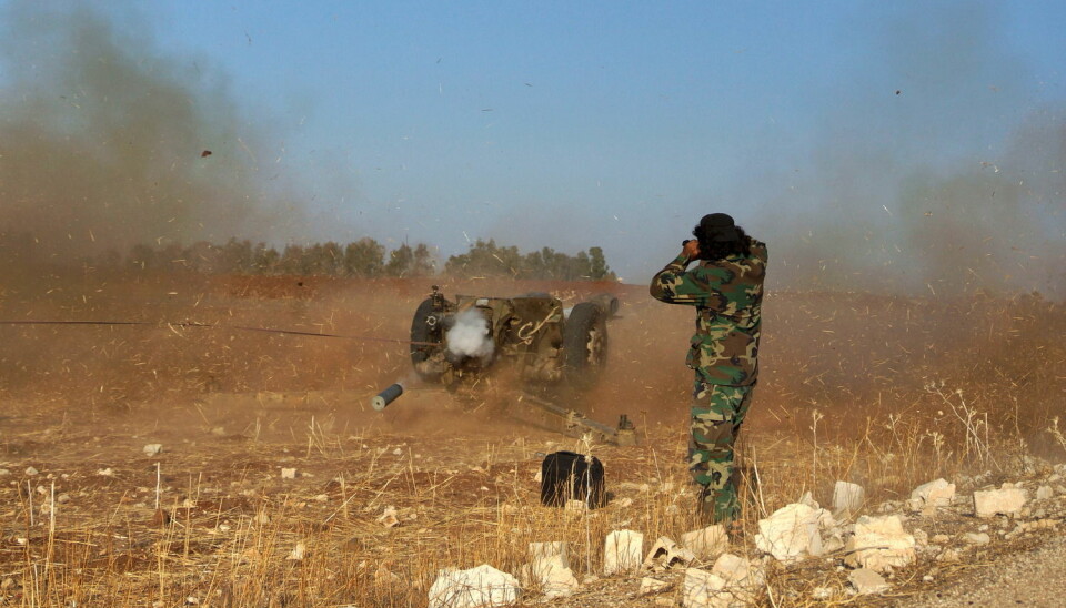 Et medlem av opprørsgruppen Den frie syriske hær avfyrer et våpen mot styrker som støtter Bashar al-Assad på et jorde sørvest i Syria. Tørken i landet gikk hardt utover kornproduksjonen i årene før borgerkrigen begynte.  (Foto: Alaa Al-Faqir, Reuters)