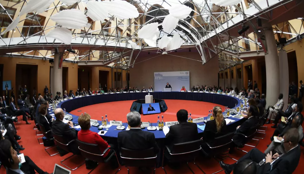 Snart møtes representanter for mange av verdens land til klimatoppmøte i Paris, Frankrike. Her forbereder noen av lederne seg i Tyskland i mai. De blir neppe enige om ambisiøse mål, tror forhandlerne deres. (Foto: Reuters)