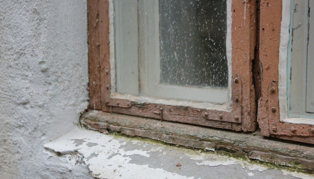 Old windows in a heritage building can not be removed. But they can be insulated and repaired. (Photo: NIKU) Old windows in a heritage building can not be removed. But they can be insulated and repaired. (Photo: NIKU)