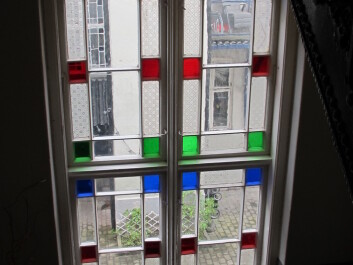 The original windows are to be found in the stairwells and are typical of this older apartment blocks. (Photo: NIKU)
The original windows are to be found in the stairwells and are typical of this older apartment blocks. (Photo: NIKU)
