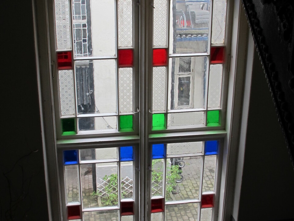 The original windows are to be found in the stairwells and are typical of this older apartment blocks. (Photo: NIKU)