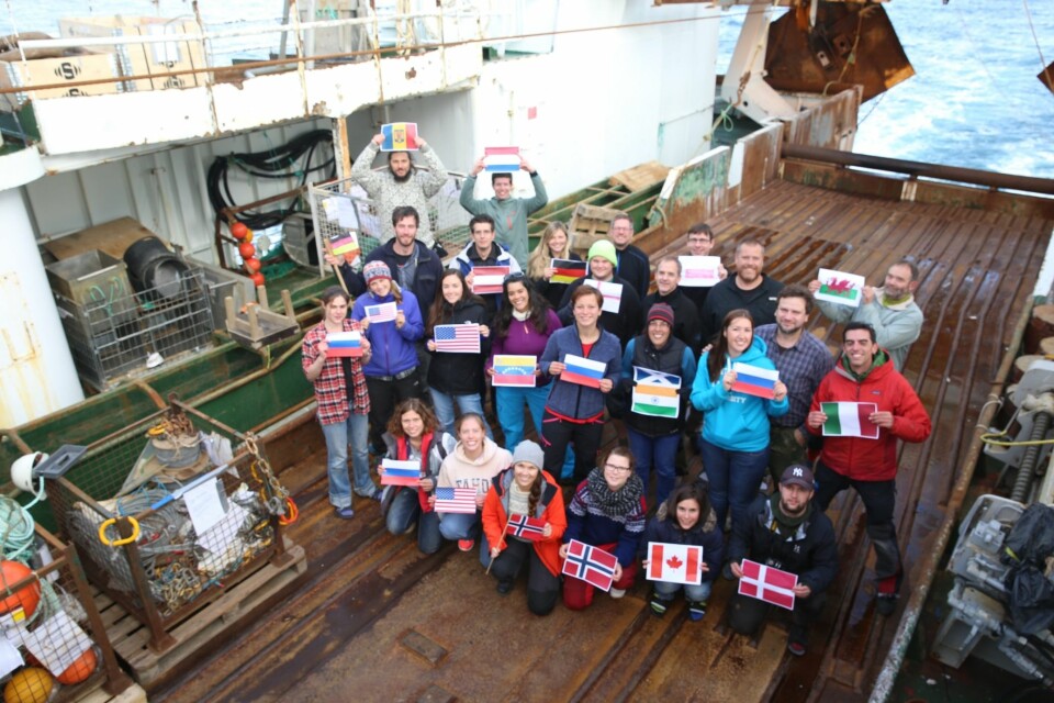 Studenter og forskere på UNIS-kurset Arctic marine benthos med representanter fra alle de Arktiske kyststatene og til sammen 16 nasjoner. (Foto: E. Halsnes)