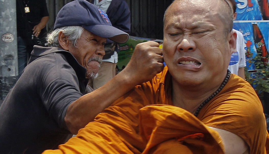 Vold og slåssing er et menneskelig fenomen. Her går en demonstrant i Bangkok løs på en munk som klagde på demonstrasjonen. (Foto: Chaiwat Subprasom/Reuters) Vold og slåssing er et menneskelig fenomen. Her går en demonstrant i Bangkok løs på en munk som klagde på demonstrasjonen. (Foto: Chaiwat Subprasom/Reuters)