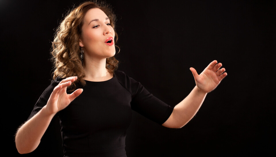 Å synge med halsbetennelse eller holde foredrag med forkjølelse kan gi langvarige stemmeproblemer.  (Illustrasjonsfoto: Microstock)